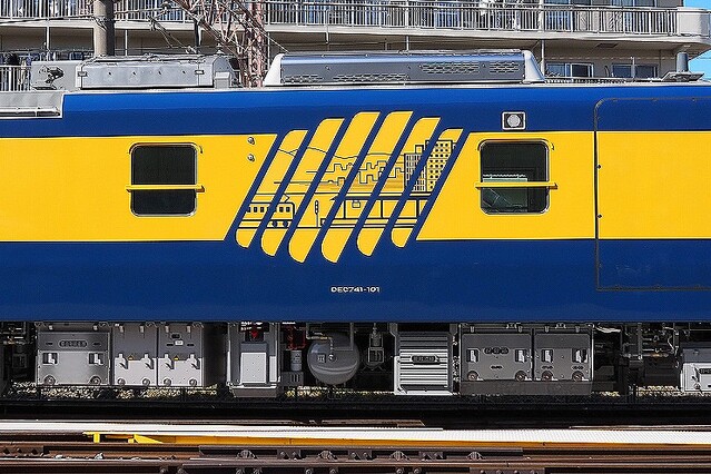 JR西日本の新型総合検測車「DEC741」お披露目 - ライブドアニュース