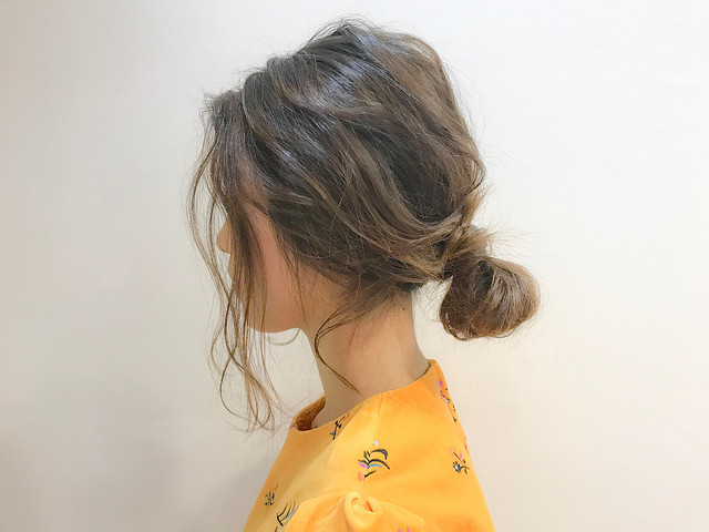 デートにも最適 レングス別で紹介するお団子ヘアの簡単アレンジ Peachy ライブドアニュース