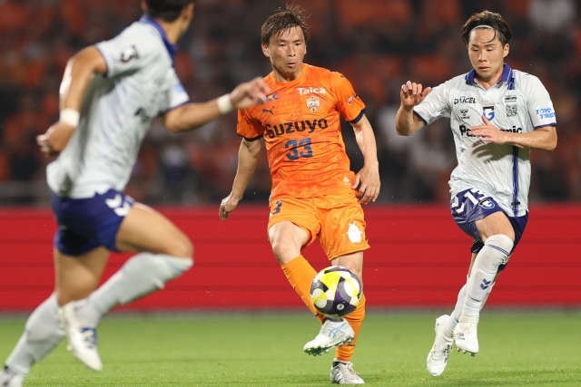 今季はここまで全試合に出場している乾。写真：金子拓弥（サッカーダイジェスト写真部）