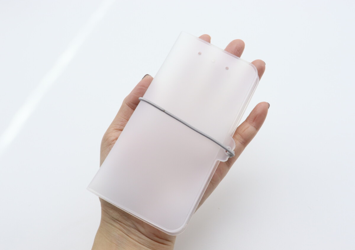  スリムなのに想像以上の収納力！指名買いしたくなる100均ポーチ 