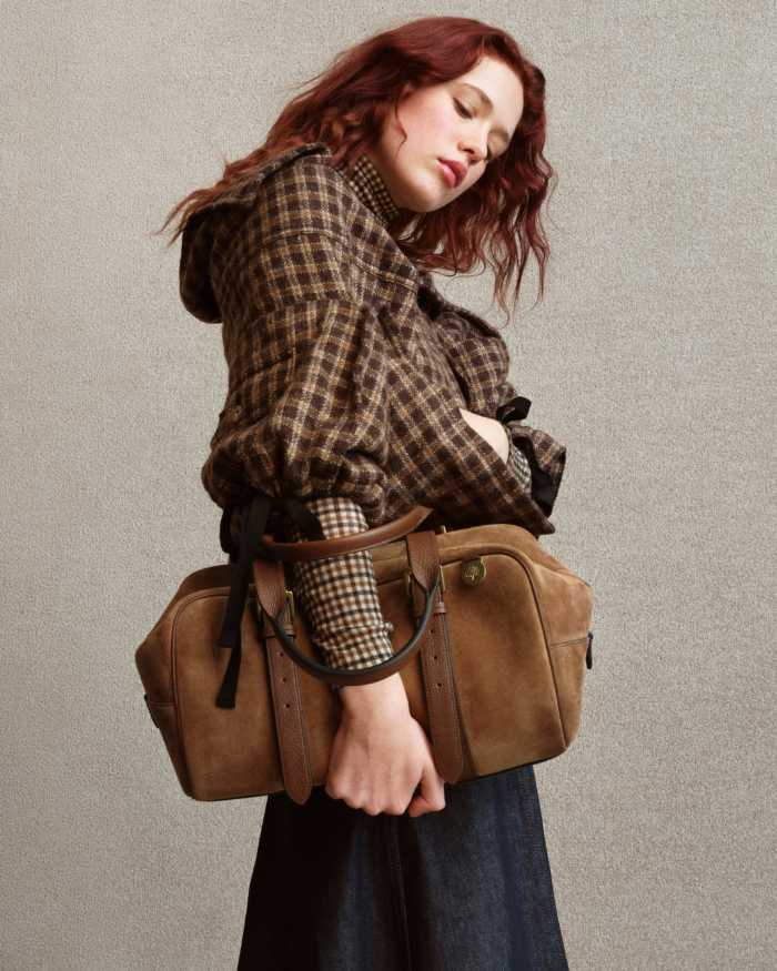 マルベリーの新作ボストンが登場。洗練と実用性を叶える名品バッグ