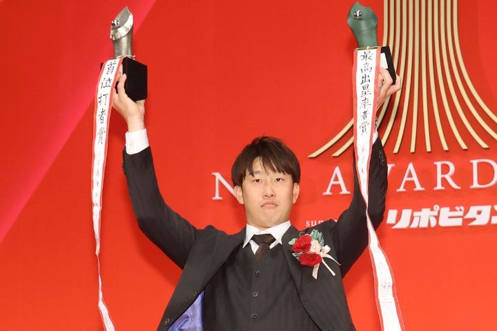 今季セ・リーグ2冠の小園海斗、愛妻とのランウェイ共演果たした