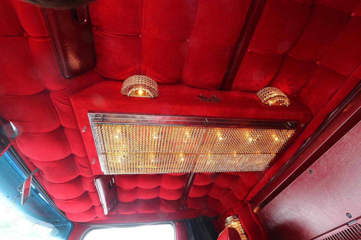 シャンデリアに金華山がデコトラ野郎の矜持！ 「昭和な煌びやかさ」に