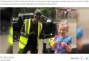 耳に障がいがある配達員と8歳女児(画像は『Upworthy 2020年7月8日付「8-year-old learns sign language to surprise her deaf delivery driver with a ‘good morning’」』のスクリーンショット)