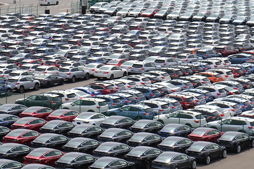 2025年の新車販売は全体的に前年の横ばい！　圧倒的シェアを誇る「トヨタ次第」な新車の売れ行き