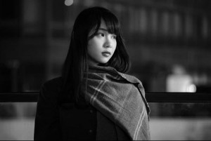 周庭さんのモノクロショットに「素敵な1枚」の声(画像は『周庭 Agnes Chow 2020年1月29日付Instagram「香港人,是誰讓你們瘋狂?」』のスクリーンショット)