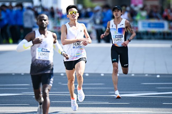 2時間5分58秒の11位でゴールしたフェン・ペイヨウ（左から2番目）【写真：中戸川知世】