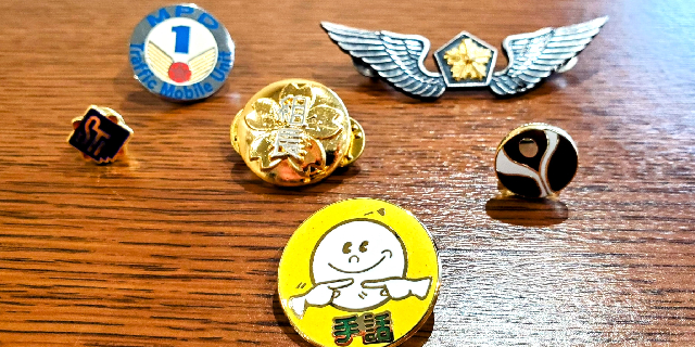 日本 警察バッジ 金色 盾形 東京の治安を守る警察官の着用バッジ