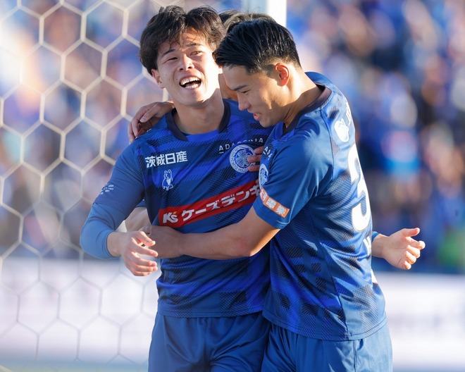 貴重な先制点を挙げた多田（左）。（C）SOCCER DIGEST