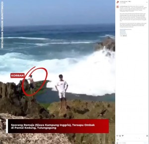 インドネシア、ジャワ島東部トゥルンガグンのビーチで13日、岩場で写真撮影をしていた20歳の男子学生(左)。この直後、大波にのまれてしまう(『Bukittinggi Instagram「PENCARIAN AKAN TERUS DILAKUKAN SELAMA 7 (TUJUH) HARI」』より)