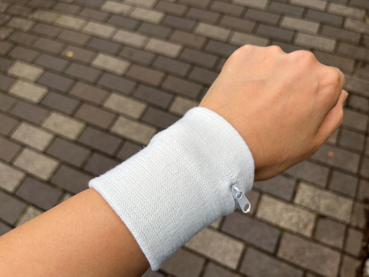 お金も鍵も〈手首〉収納⁉ Seriaリストバンドポーチが秀逸／子どもの落とし物防止にも - ライブドアニュース