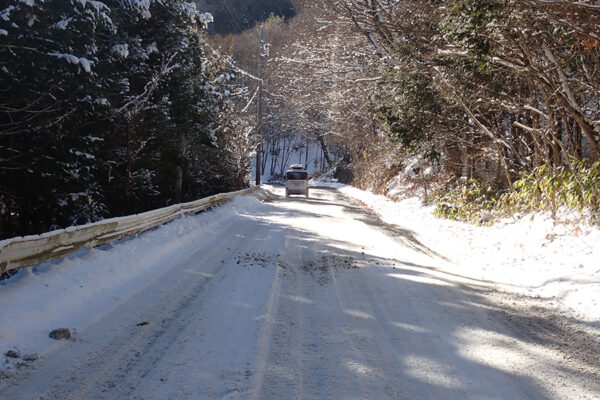 群馬県道62号、通称「根利道」。赤城山東側で桐生市街地と片品方面をつなぐ唯一の道。峠が近づくと路面は完全に雪に覆われる（植村祐介撮影）