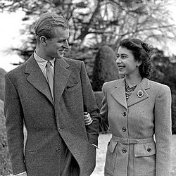 1947ǯ���ϥͥࡼ����ǤΥե���åײ��ۤȥ��ꥶ�٥������ʲ����ϡ�The Royal Family��2020ǯ11��20����Instagram��Thank you to everyone for your kind wishes for The Queen and The Duke of Edinburgh on their 73rd Wedding Anniversary�ס٤Υ����꡼�󥷥�åȡ�