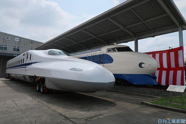 4000両目は東海道新幹線の主力「N700A」(奥は0系)