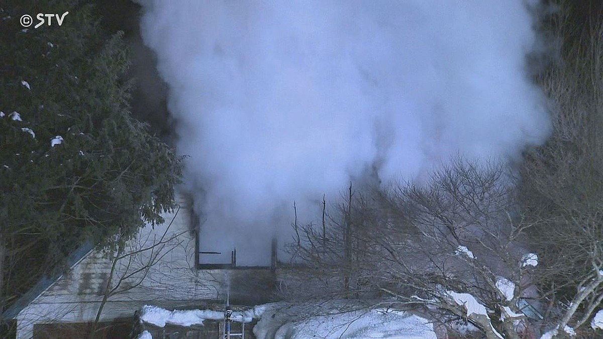 焼け跡から年齢性別不明の遺体見つかる、78歳の男性と連絡取れず