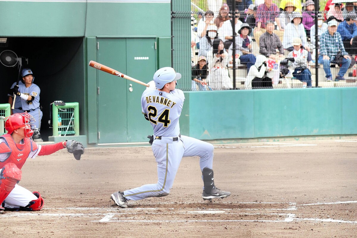 2回、左越えに本塁打を放つディベイニー