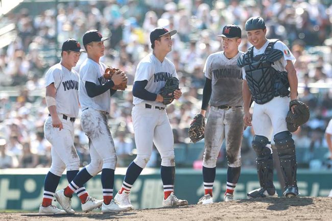 9回、マウンドに集まり声を掛け合う横浜ナイン【写真：産経新聞社】