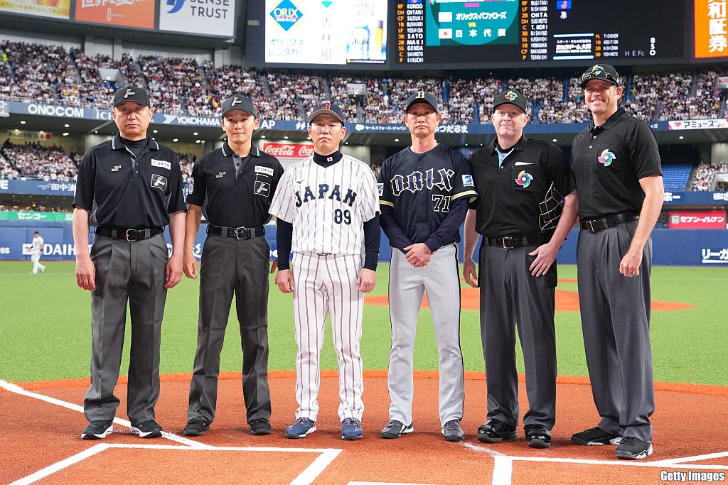 試合前に記念撮影を行った侍ジャパン井端監督(左から3人目)とオリックス岸田監督(同4人目)