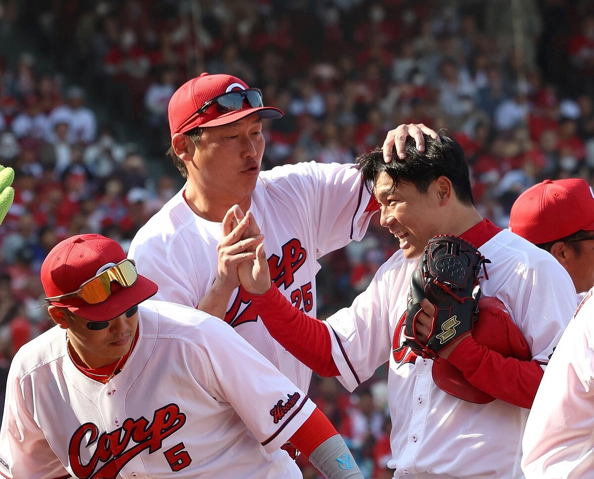 完封勝利を挙げた栗林(右)を祝福する新井監督(撮影・北村雅宏)