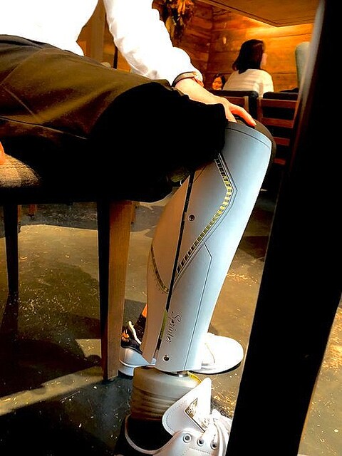 近未来的でおしゃれな義足カバーが話題に かっこいい義足を履きたい 人への選択肢を作った義肢装具士の思い ライブドアニュース