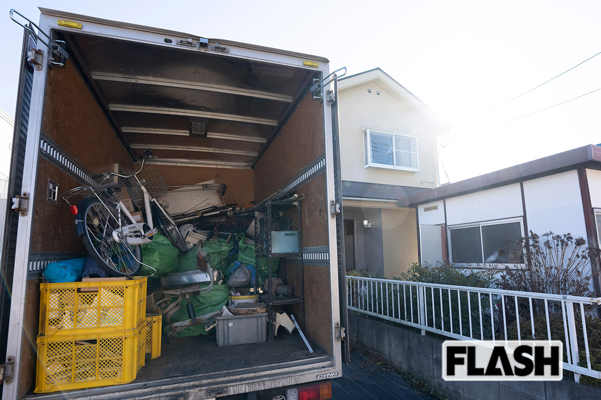  今回、遺品整理した戸建て。近隣にも空き家が多かった（写真・木村哲夫） 