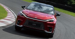 LBX�Υѥ�ȥ졼���1.5Lľ3��THS��II������ΰ��ݤϡ���ư�֡ɴ��Ф��äפꡣ��������򿼤�Ƨ�߹���Ǥ�⡼���������Ԥ��롣�����ƥ���Ϥ�100kW�������ΰ�ǥѥ�ե뤵��̣�廊�륻�åƥ��󥰡�Photo:LEXUS