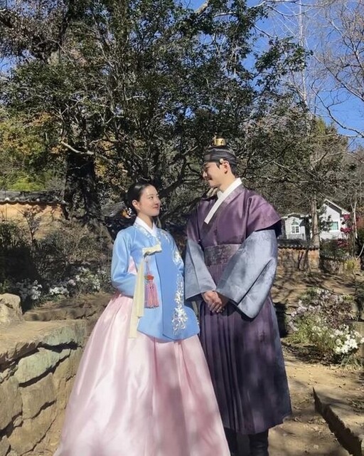 2PM ジュノ「赤い袖先」放送終了を迎えてイ・セヨンとの記念ショットを