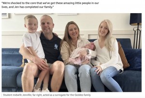 妊娠は難しいと告げられた女性のために手助けがしたいと、4人の子を持つ助産師学生のジェニファーさん(右)は代理母になった(画像は『BBC 2023年9月1日付「Couple thank student midwife who gave birth to their daughter」』のスクリーンショット)