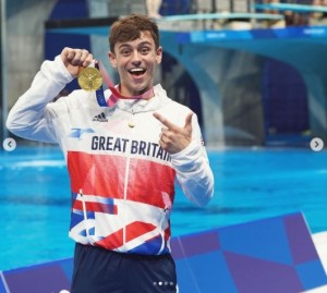トム・デイリー選手が観客席で編んでいたものとは?(画像は『Tom Daley 2021年7月26日付Instagram「OLYMPIC CHAMPIONS!」』のスクリーンショット)