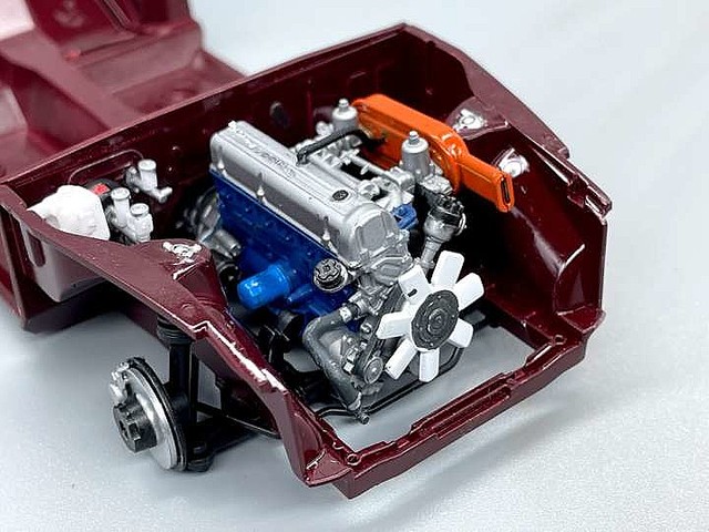 模型製作用塗料 エンジンの塗装は光沢を抑えてリアルさを演出【達人のプラモ術＜NISSAN