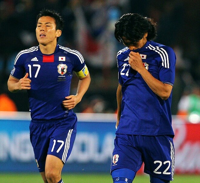 中澤（右）から長谷部（左）へのキャプテン交代は物議を醸した。(C)Getty Images