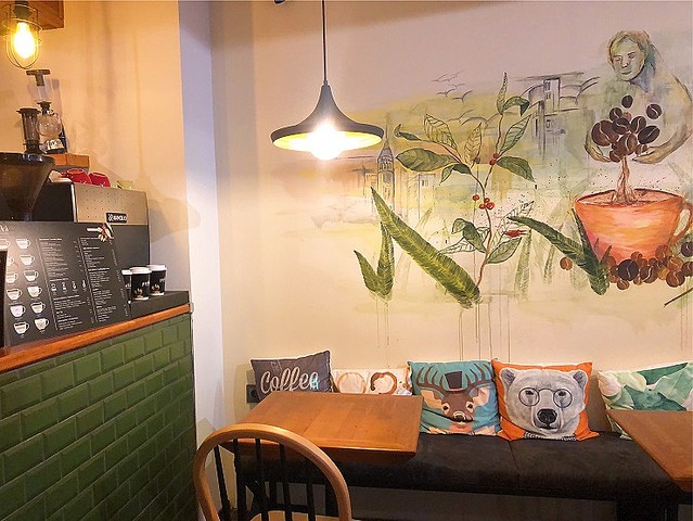 【世界のカフェ】パステルグリーンの外観がキュート!トルコ・イスタンブール旧市街のスタイリッシュなカフェ「ポイカ・コーヒー(Poika Coffee)」