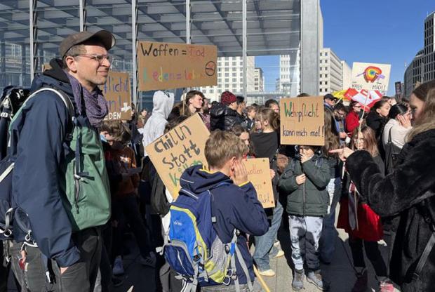 2011年に事実上廃止した徴兵制を復活させる動き ドイツでデモ