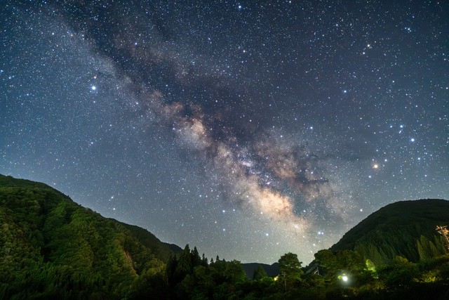 長野県阿智村の夏の天の川（倉田　亮一/stock.adobe.com）