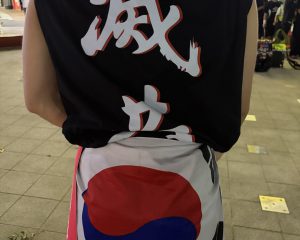 大邱のデモ参加者。背に「滅共」と書かれたTシャツを着用する人も多かった。「ソウルではあまり滅共と言える雰囲気じゃないんです」という