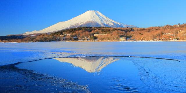 冬季の山中湖は湖面に富士山が映る「逆さ富士」で有名だが…（kazukiatuko／PIXTA）
