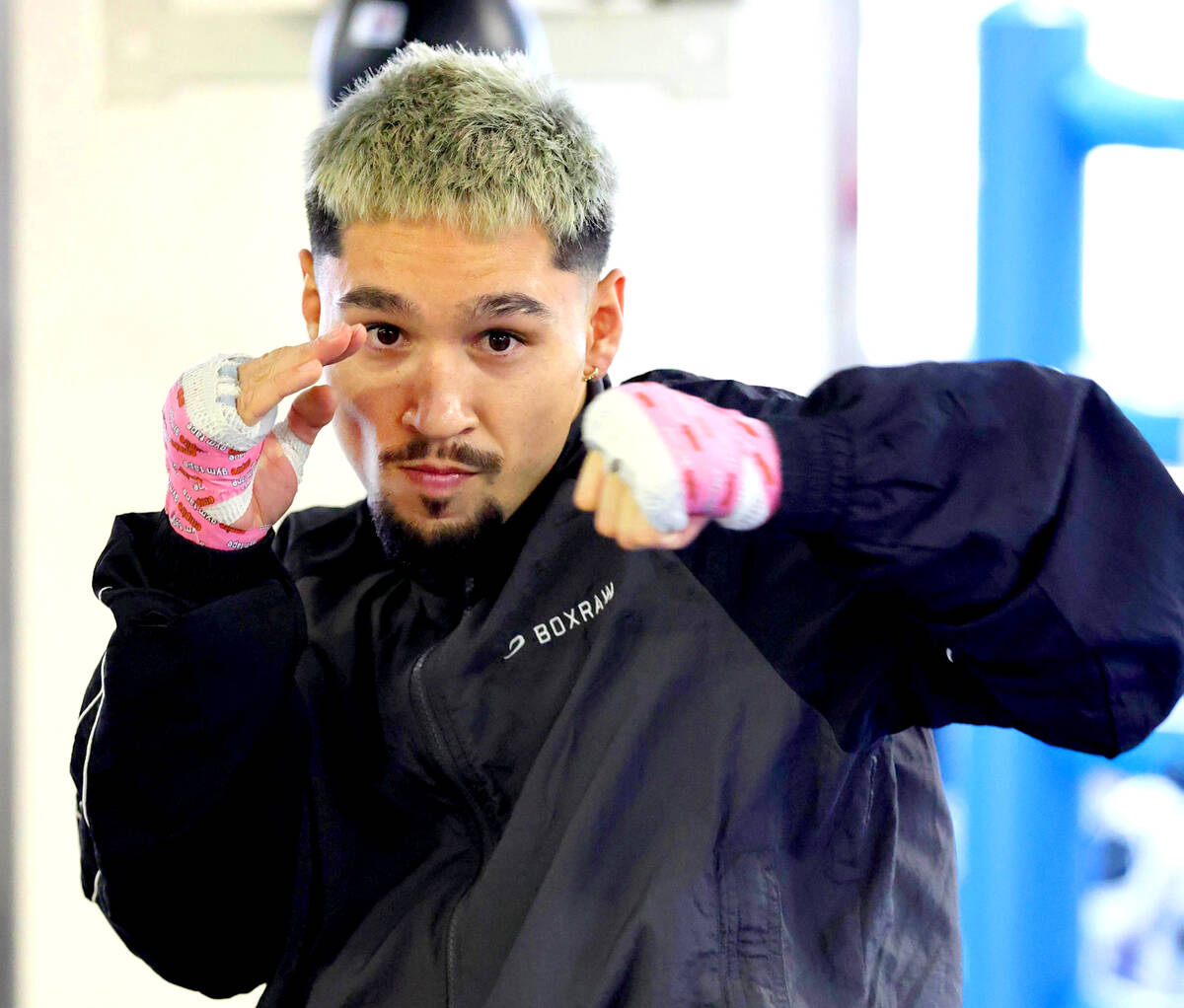 カメラに向かって軽快な動きを見せるアンソニー・オラスクアガ　（カメラ・堺　恒志）　