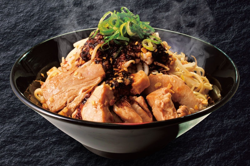 ラーメン魁力屋「背脂スタミナまぜそば」新登場、豚角煮とフライドガーリックをトッピング