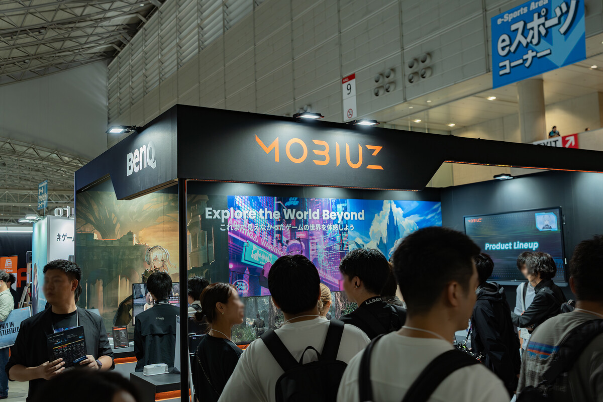 TGS2025のBenQ MOBIUZブースでは、世界初展示の「26.5インチ 4K QD-OLEDゲーミングモニター EX271UZ」に注目。「Explore the World Beyond」をコンセプトに、かつてない没入感と極上の映像体験を提供してくれる。人気VTuber「猫麦とろろ」とのコラボ企画も実施。