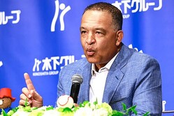 来日したドジャースのデーブ・ロバーツ監督【写真：小池義弘】