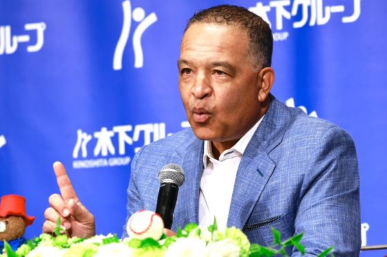 来日したドジャースのデーブ・ロバーツ監督【写真:小池義弘】