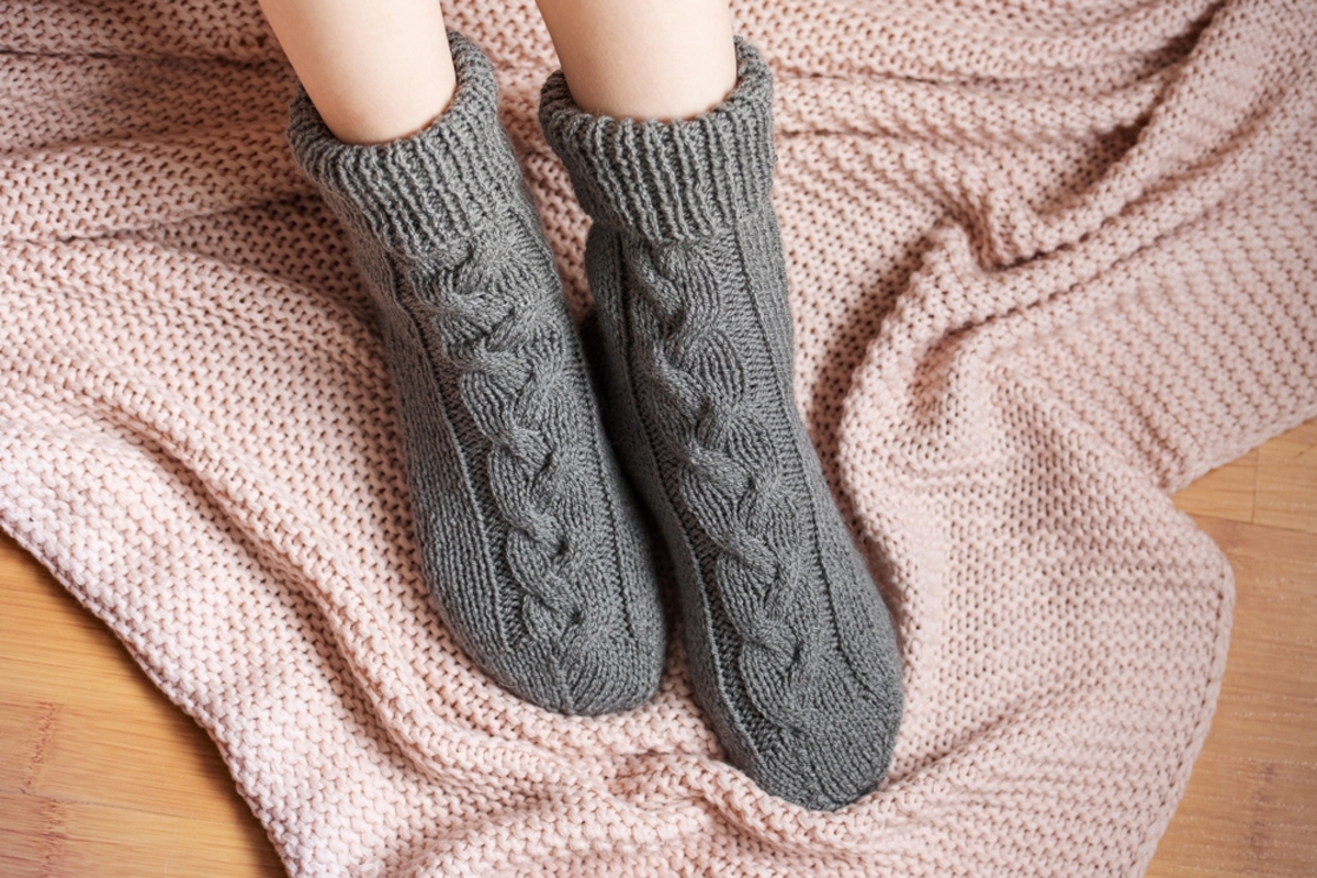 実家の母が「節約のために」と冬でもエアコンをつけず、厚着だけで過ごしています。その結果、電気代は『月4000円台』ですが、健康面が心配です。光熱費と健康、どちらを優先すべきなのでしょうか？