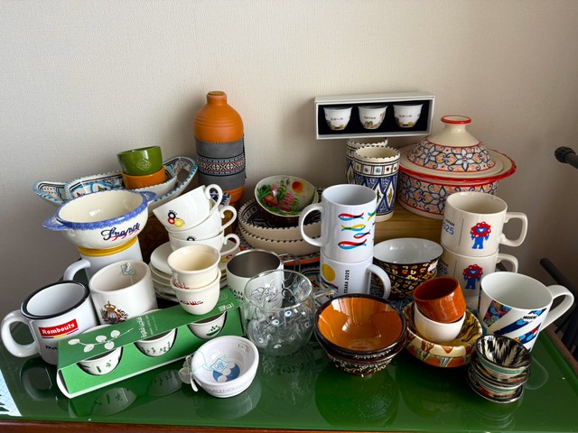 今回購入した各国の陶器。「前回買えずどうしても買いたかった」という中東のコーヒーカップは、サウジアラビア、カタール、オマーン、バーレーン、UAEで(ゆかりんさん提供)