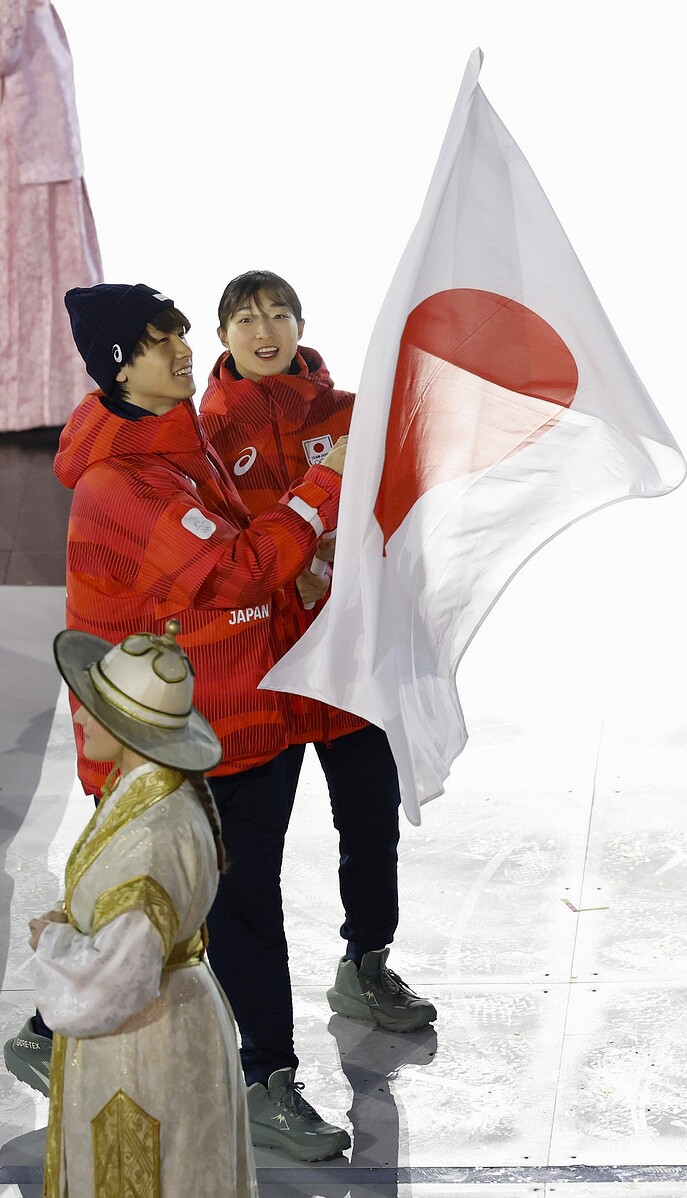 閉会式で旗手を務めた坂本花織(右)と森重航(提供・共同通信社)