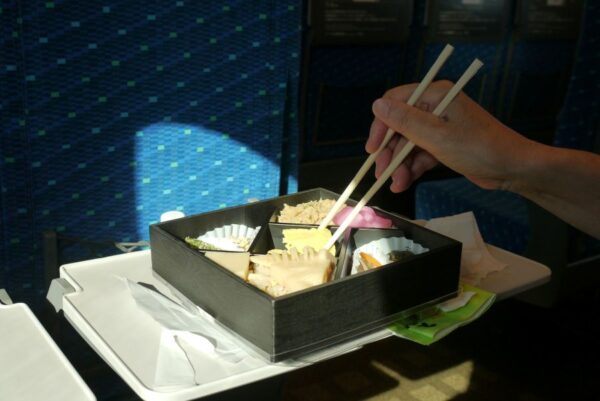 「椅子倒していいですか」電車やバスでの声掛け「煩わしい」と感じる人も