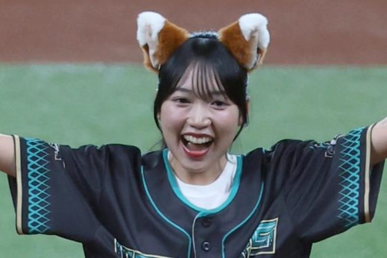 ファーストピッチを務めた「Appare!」の朝比奈れいさん【写真提供:産経新聞社】