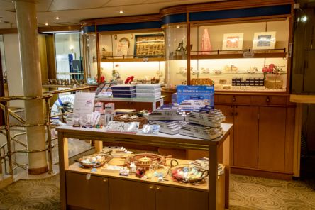 豪華レストランシップ「シンフォニー」のアフタヌーンクルーズで、船上