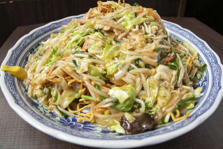 1.7kg超の山！さいたま市 ポパイラーメンの名物「かたやきそば チョモランマ」は野菜たっぷり背徳感低めのデカ盛りだった