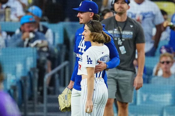 始球式に登場した女優のレイチェル・セノットさん【写真:荒川祐史】