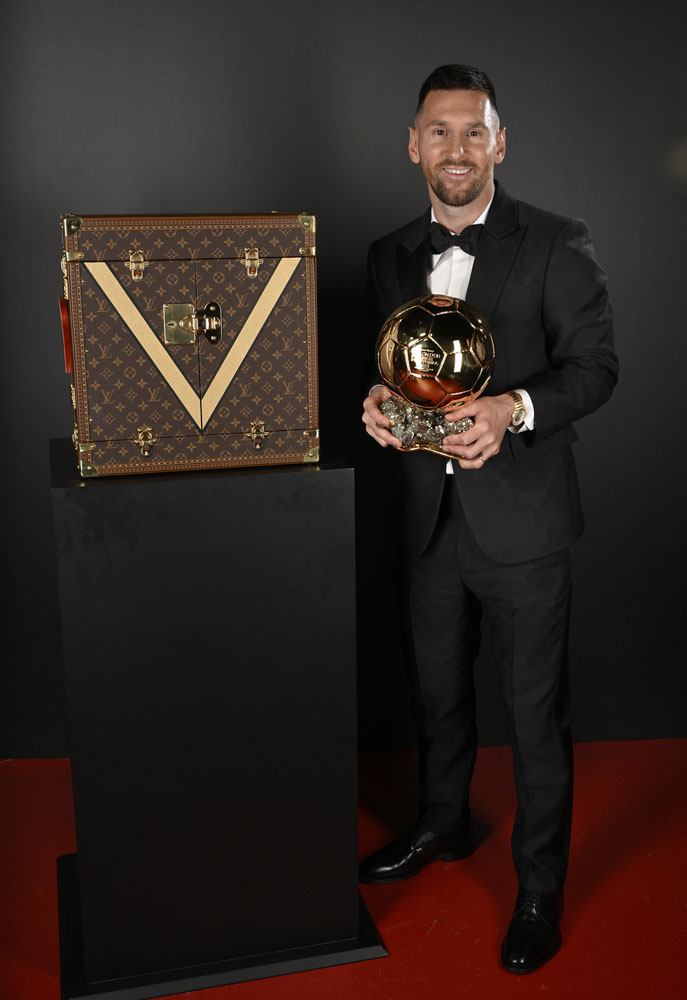 メッシ、バロンドール授賞式のタキシードは『ルイ・ヴィトン』製！妻も